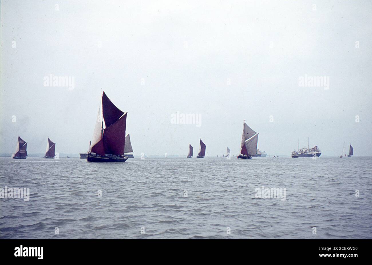 Spritsail rigged Thames barche a vela in gara nel Thames Sailing Barge Match. Primi anni '60. Foto Stock