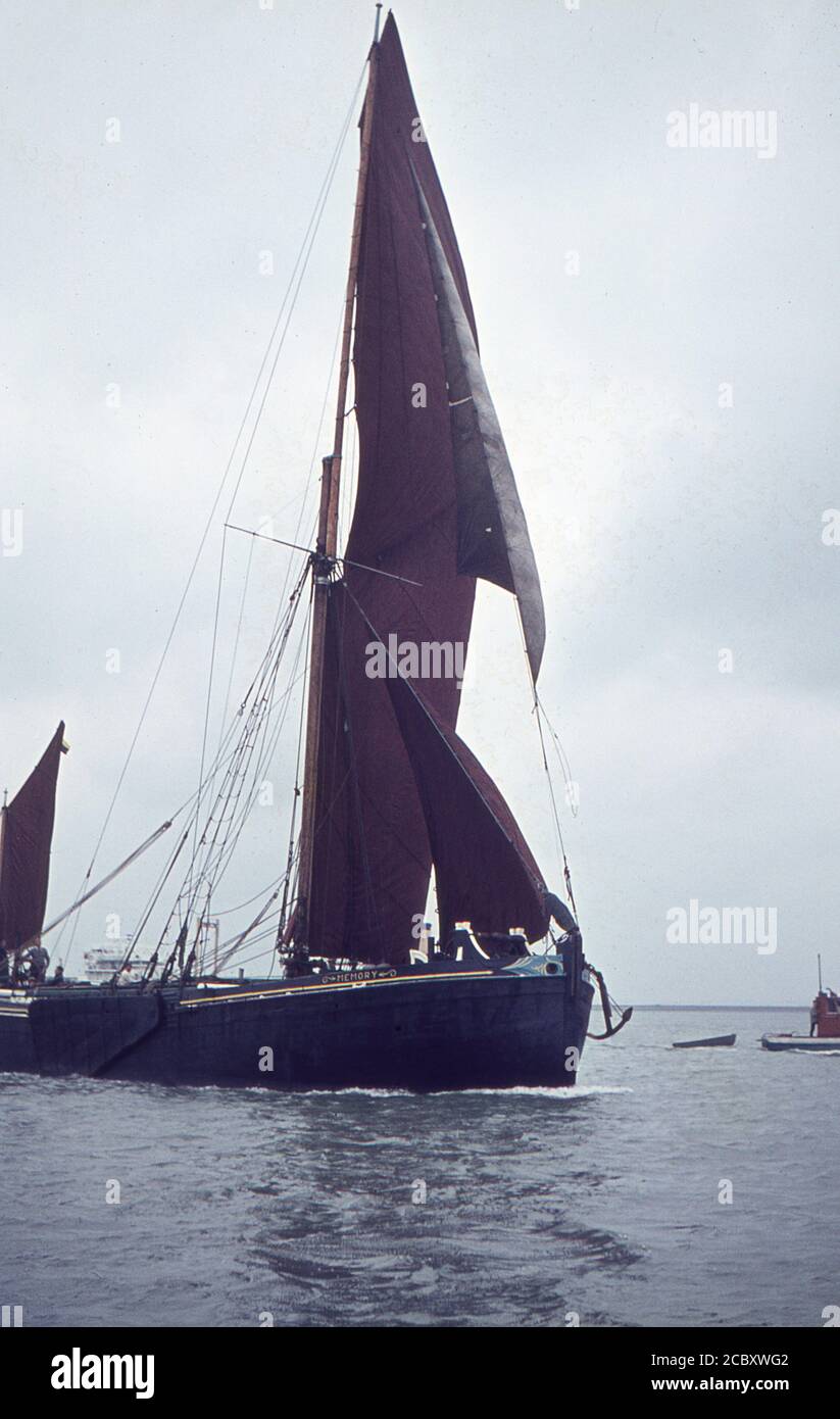La nave a vela ‘Mtrinced Tamigi 'Emory' che gareggia nel Thames Sailing Barge Match. Primi anni '60. La 'memoria' da 65 tonnellate (Reg. 113758) è stato costruito nel 1904 da John & Herbert Cann, Harwich per la Fison's l'azienda di fertilizzante Ipswich. Trascorse la maggior parte della sua vita lavorativa tra Londra e Ipswich. Fu acquistata dalla Sailing Barge Preservation Society nel 1956 e vinse una serie di premi nelle partite di Barge. Foto Stock