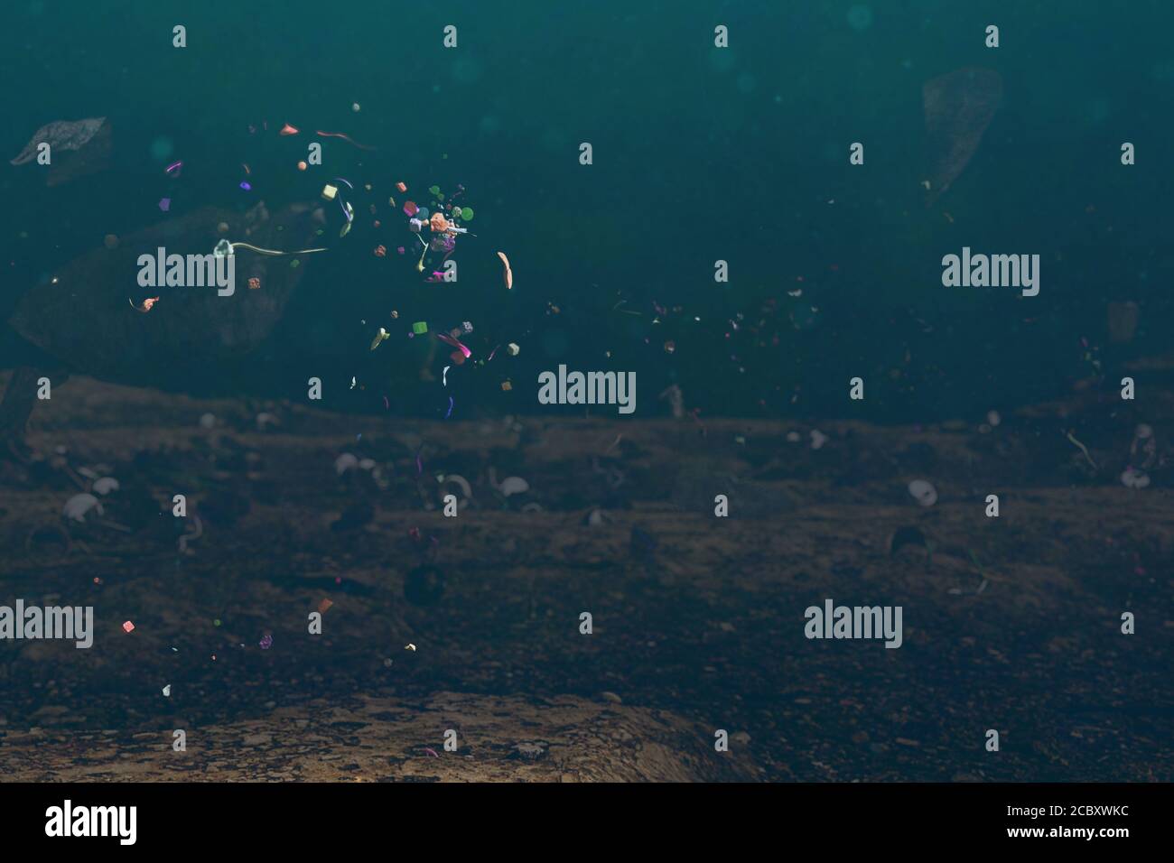 Inquinamento di plastica in acqua di mare Foto Stock