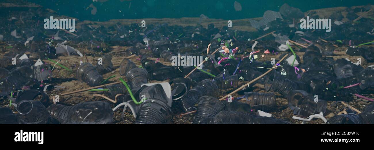 Inquinamento di plastica in acque oceaniche, microplastics nella corrente Foto Stock