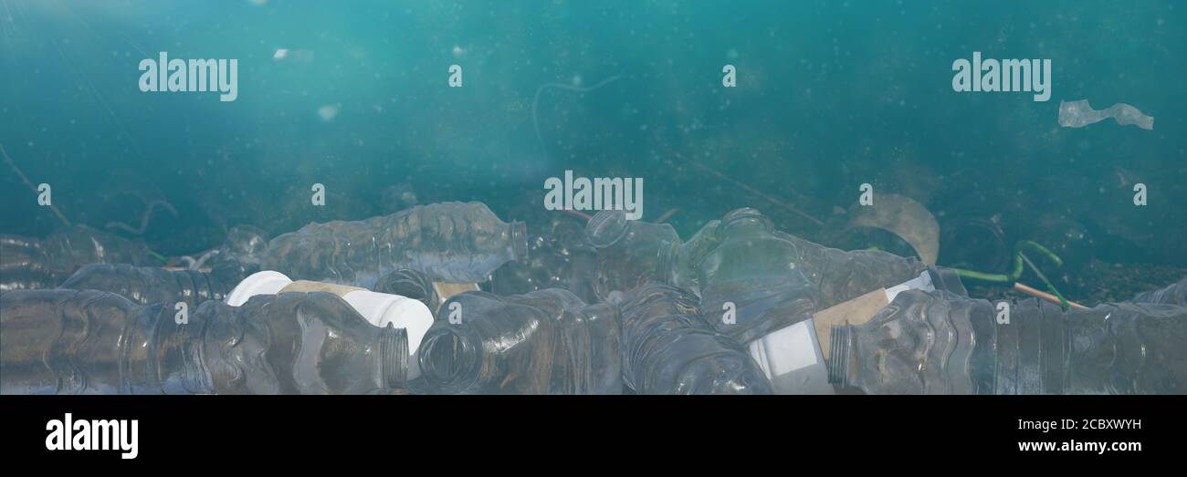 Inquinamento di plastica in acque oceaniche, bottiglie e sacchetti sul fondo del mare, micro inquinamento in plastica Foto Stock