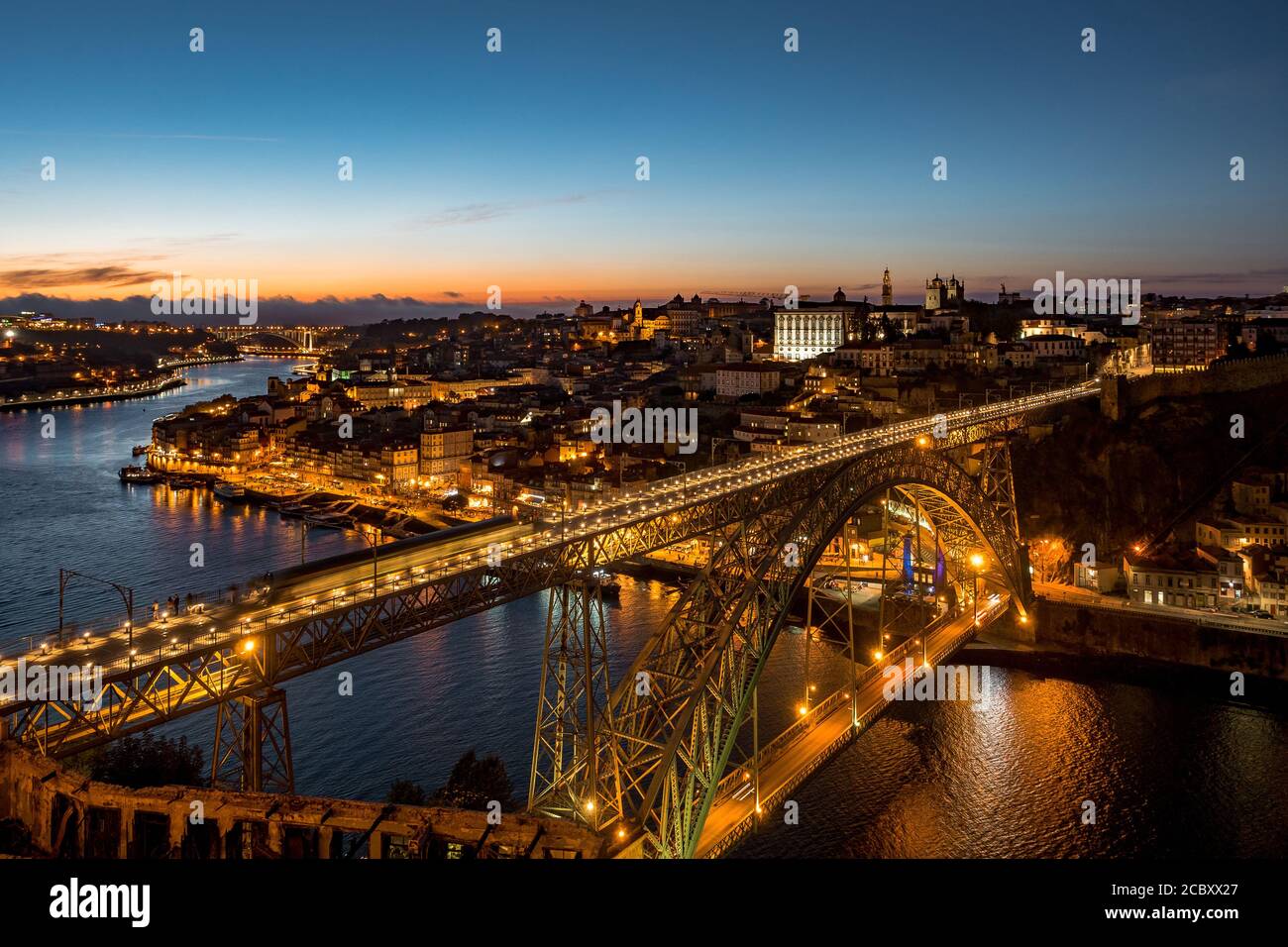 Porto, Portogallo, punto di riferimento architettonico Dom Luis i Bridge sul fiume Douro al tramonto. Foto Stock