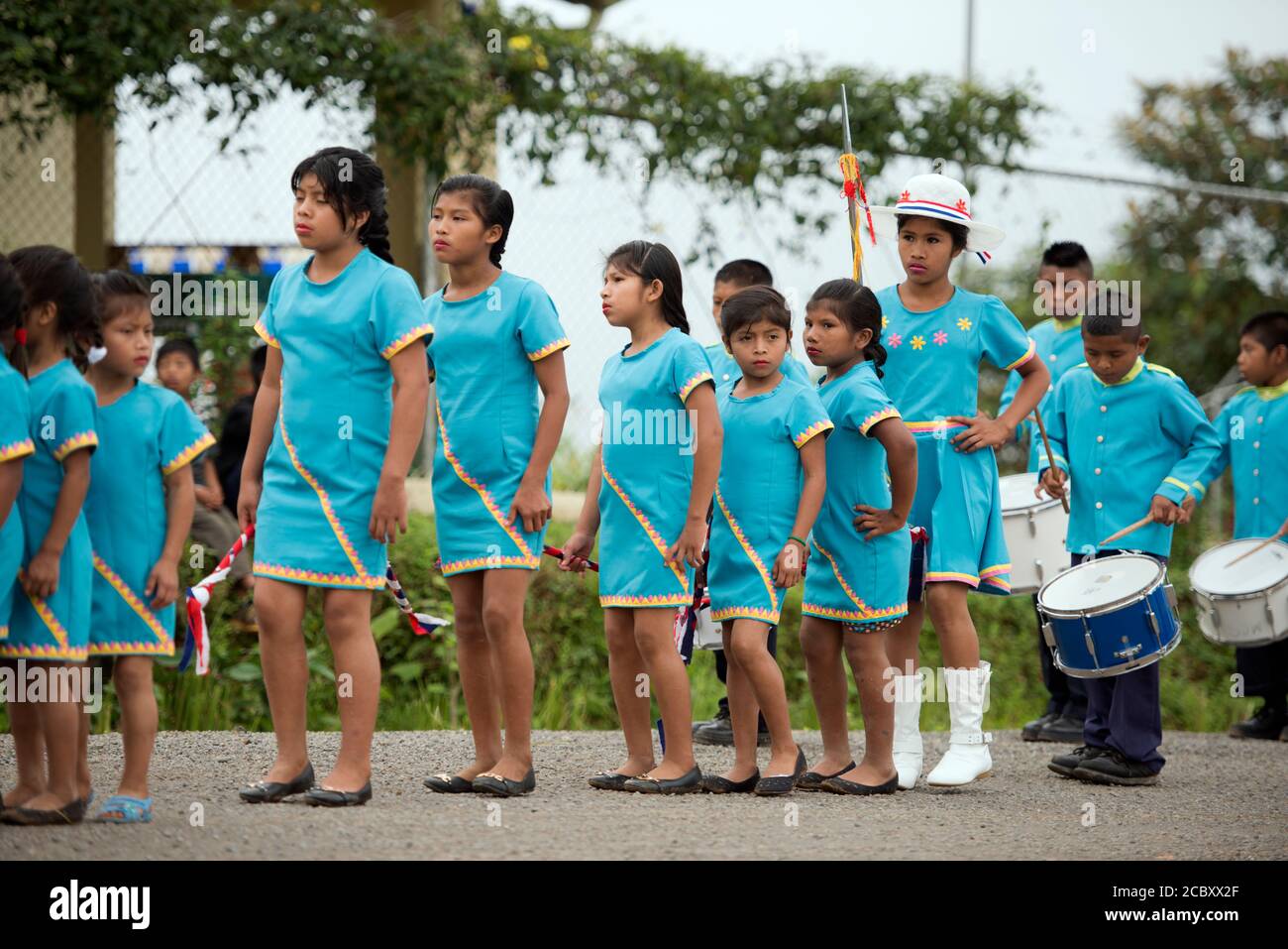 Bambini indigeni di una sfilata di marching band nella comarca Ngäbe-Bugle di Panama. Foto Stock