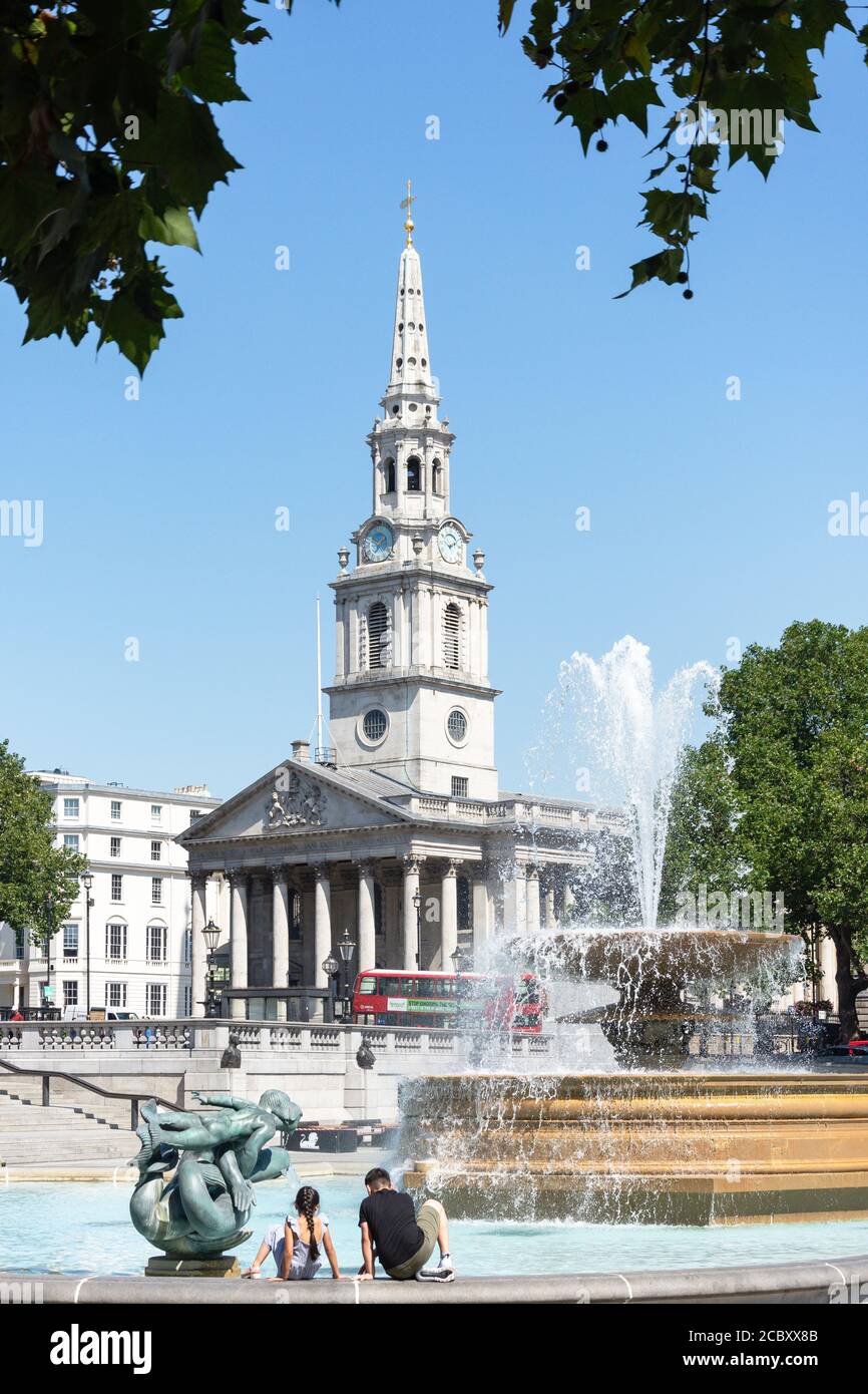Fontana e Chiesa di St Martin-in-the-Fields, Trafalgar Square, City of Westminster, Greater London, England, Regno Unito Foto Stock