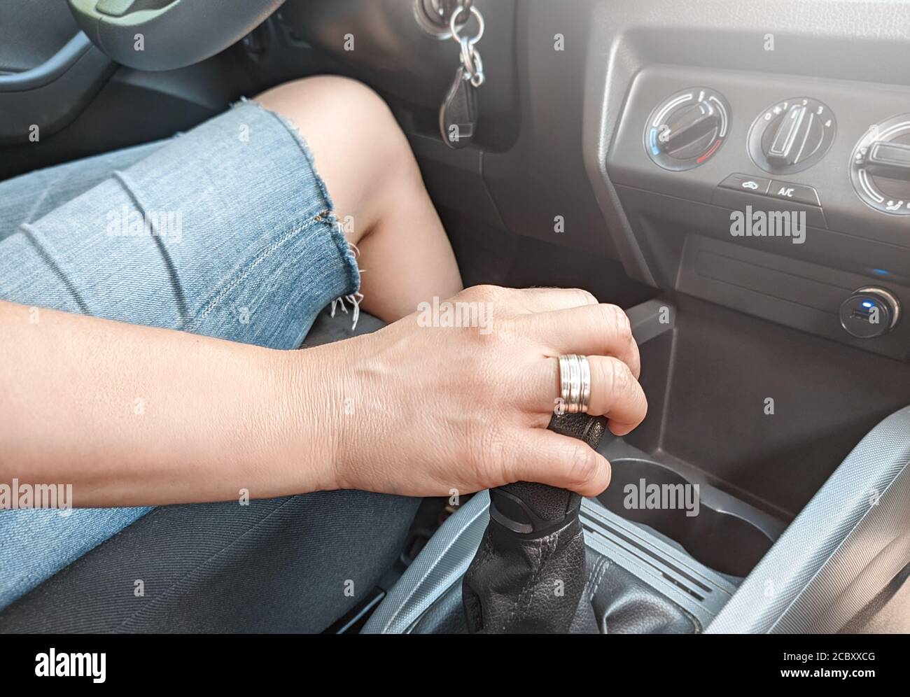 Ripresa tagliata di una donna seduta in un'auto con la sua mano su scatola del cambio copyspace guida imparare sicurezza viaggiare trasporto veicolo automobilistico i Foto Stock