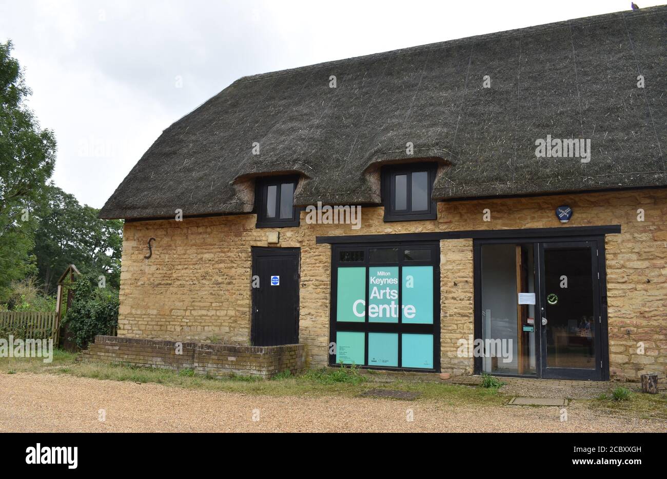 Non cosa ti aspetteresti a Milton Keynes? Il Milton Keynes Art Centre è ospitato in un edificio rustico con tetto in paglia. Foto Stock