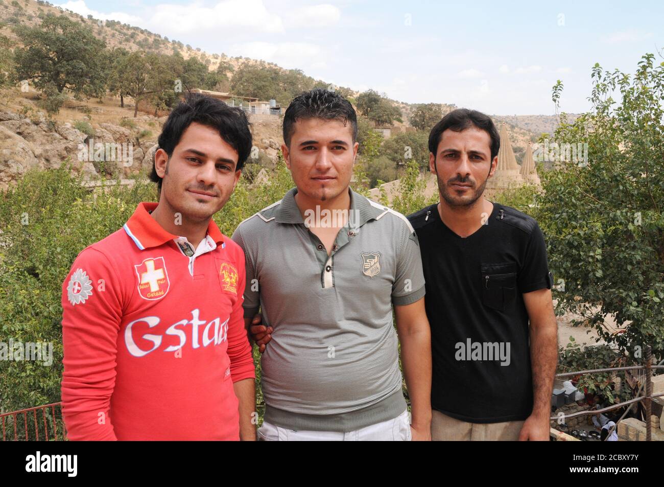 Tre giovani siriani Yezidi che partecipano al festival religioso annuale di Yezidis nella città di Lalish, nella regione Kurdistan del nord dell'Iraq. Foto Stock