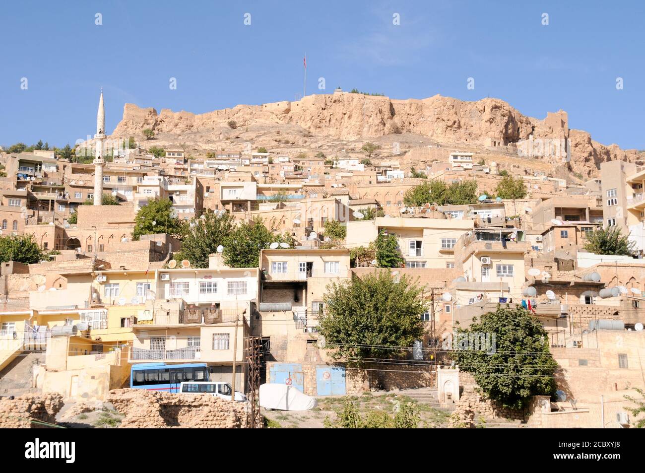 Vecchie e nuove case situate su una montagna nel vecchio quartiere della città di Mardin, nella regione orientale dell'Anatolia, nella Turchia sudorientale. Foto Stock