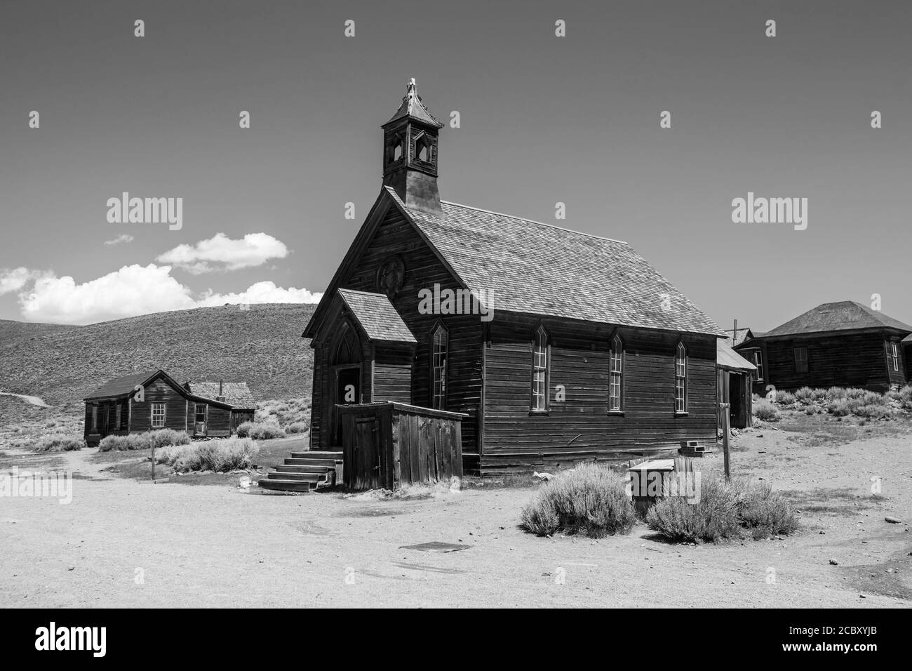 Vista in bianco e nero della chiesa selvaggia della città fantasma occidentale e di altri edifici del Bodie state Historic Park in California. Foto Stock