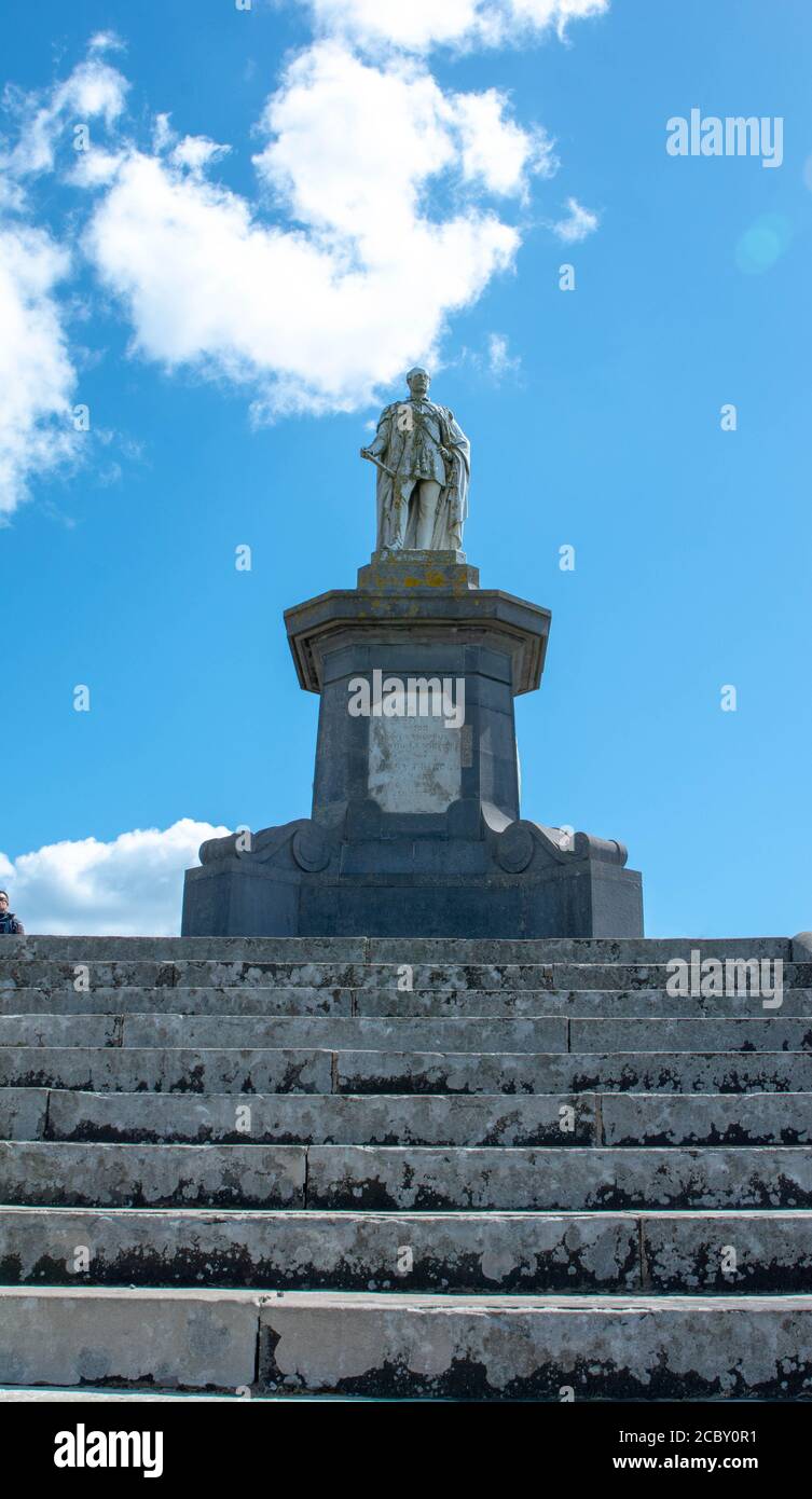 La statua commemorativa del principe Alberto svelata nel 1865 su Castle Hill a Tenby, una piccola città murata nella contea di Pembrokeshire, Galles, Regno Unito Foto Stock