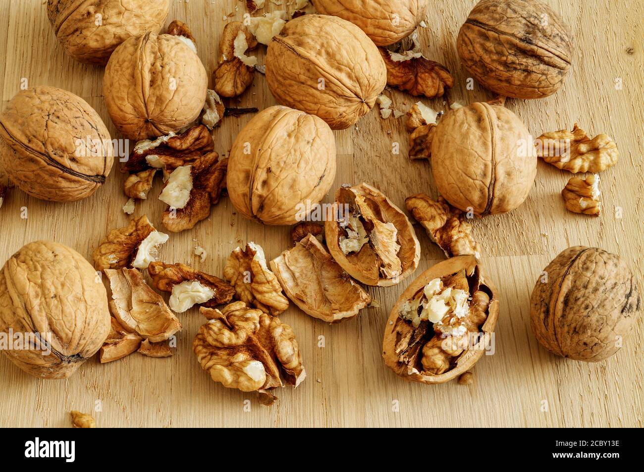noci mature, in guscio e cracked, frutta, semi, isolati, rughe, macro, guscio Foto Stock