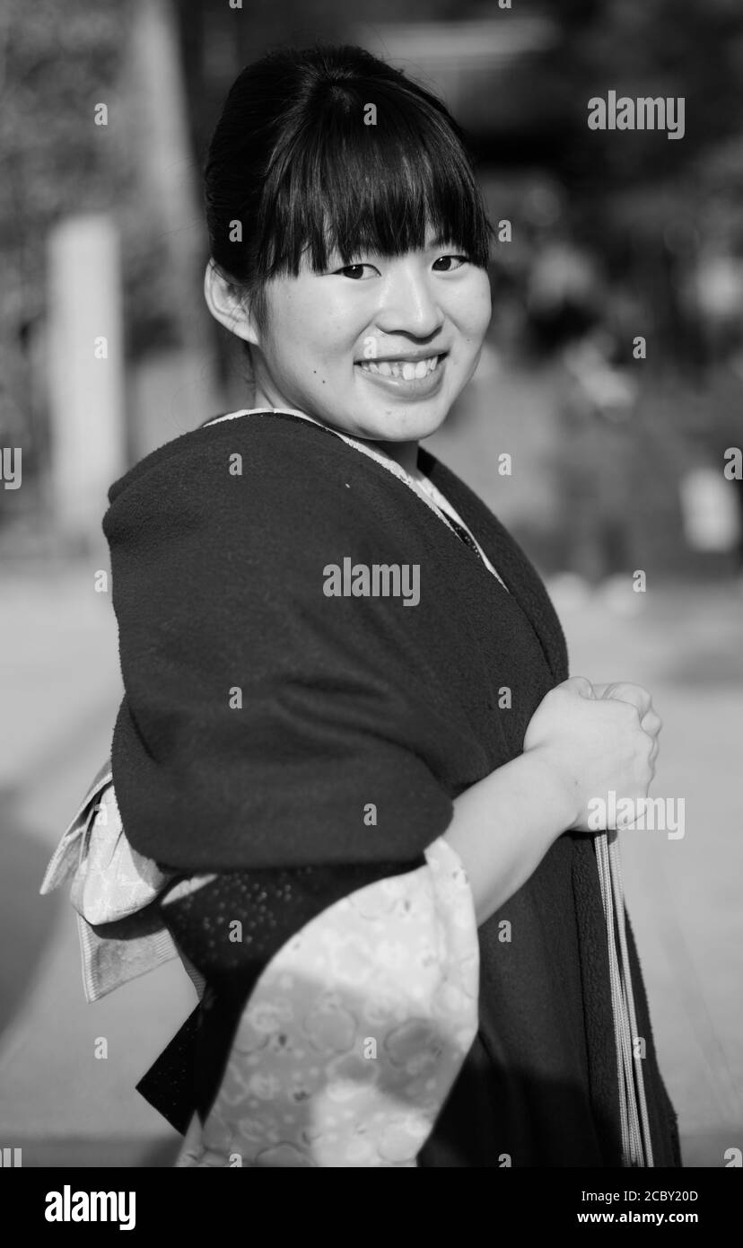 Ragazza giapponese vestita in kimono tradizionale al tempio di Ginkaku-Ji (Casa d'Argento, alla fine del percorso del filosofo), distretto di Sakyō-ku, Kyoto 2012 Foto Stock