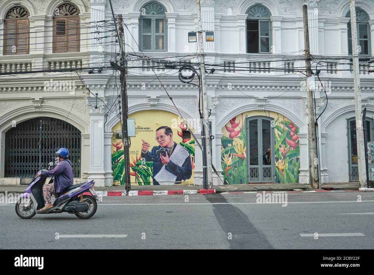 Una tradizionale casa sino-portoghese in Dibuk Rd. Nella zona della città vecchia di Phuket, Thailandia, con un ritratto del defunto re tailandese Bhumipol Adulyadej Foto Stock