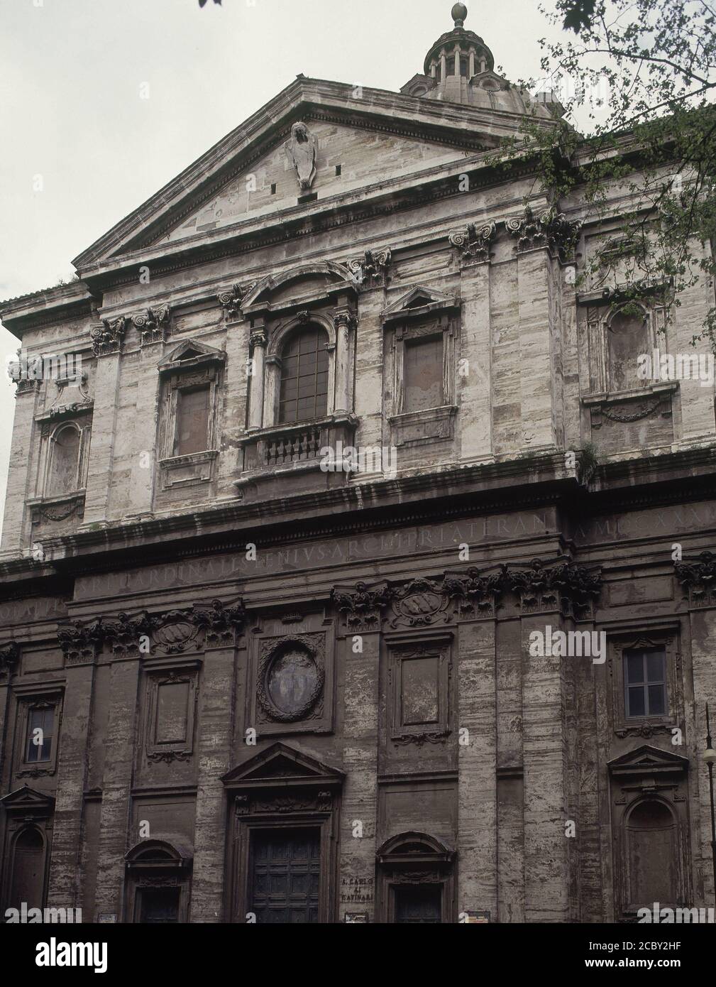 FACHADA - 1638 - TRAVERTINO - LOS PLANOS SON DE ROSATO ROSATI. AUTORE: GIOVANNI BATTISTA SORIA. LOCALITÀ: IGLESIA DE SAN CARLO AI CATINARI. Roma. ITALIA. Foto Stock