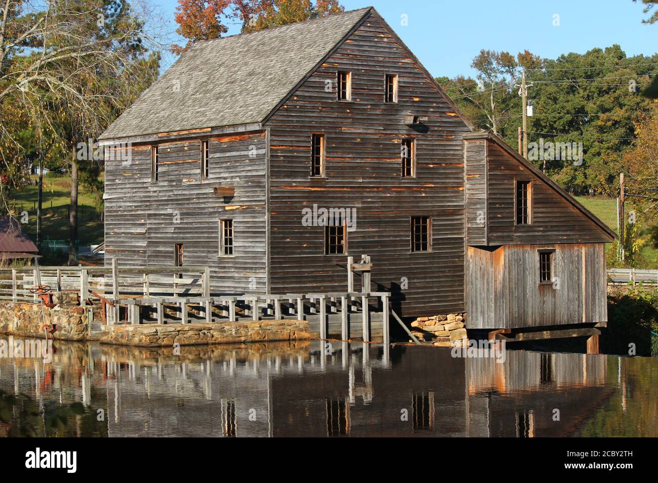 Storico, e restaurato Yates Mill mulino a Raleigh, NC Foto Stock