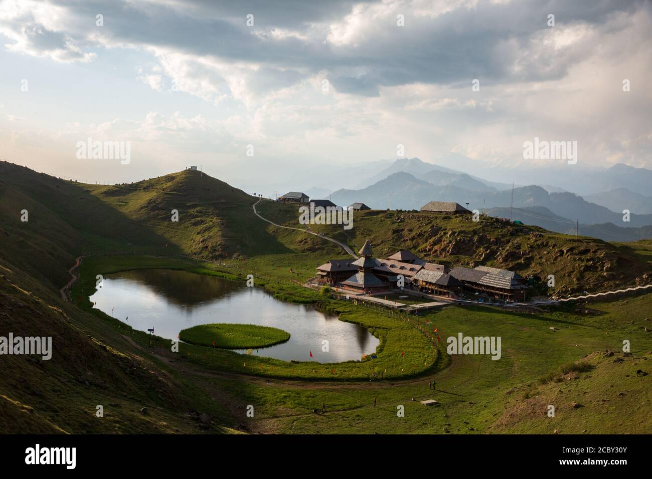 Lago di Prashar nella catena montuosa di Dhahadhar in Himalaya, Himachal Pradesh, India Foto Stock