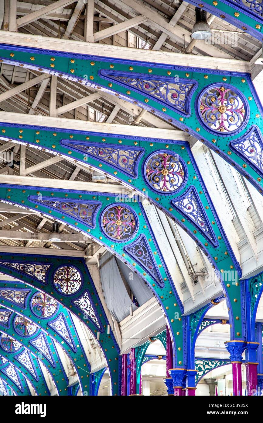 Grand Avenue, dettaglio dello storico mercato vittoriano della carne in ghisa Smithfield Market, Londra, Regno Unito Foto Stock