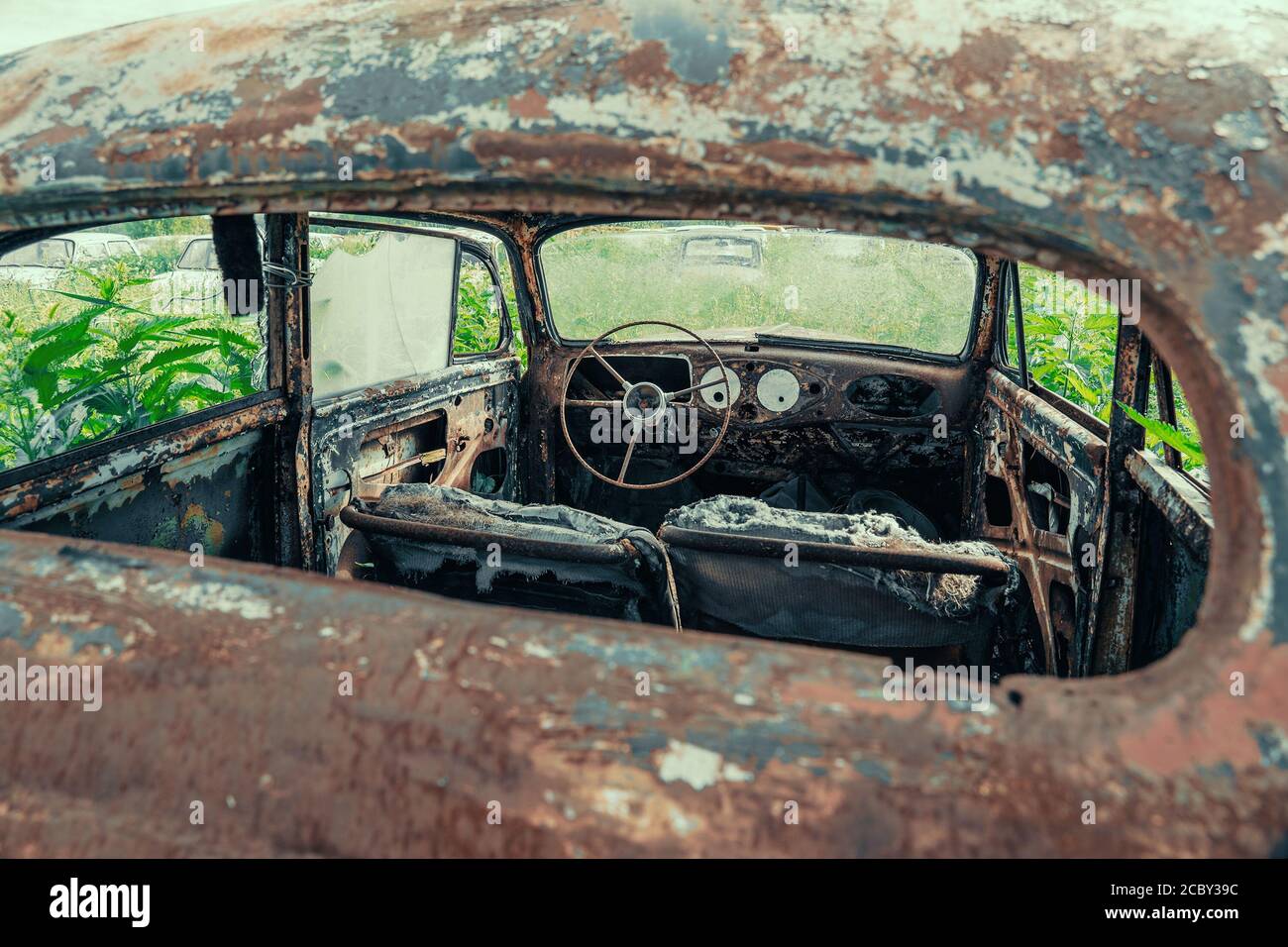 Vecchio retro arrugginito vista dell'auto abbandonata all'interno. Foto Stock
