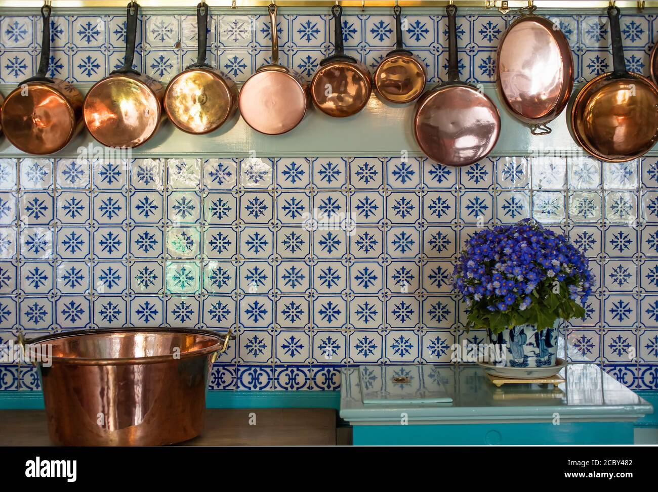 Cucina nella casa di Monet a Giverny, Francia Foto Stock