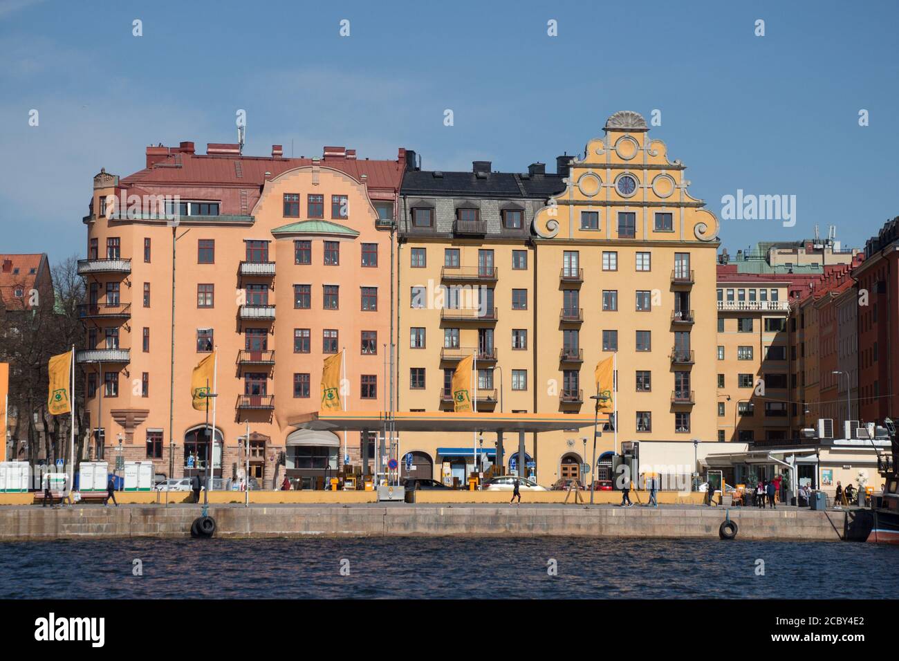 Stoccolma, Svezia - Aprile 21 2019: La vista di un edificio tipico sul lungomare di Kungsholmen in una giornata di sole il 21 2019 aprile a Stoccolma, Svezia. Foto Stock