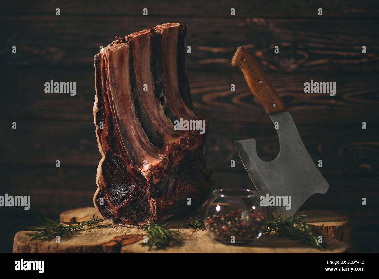 Età secco Materie costola di carni bovine. Bistecca di manzo. Foto Stock