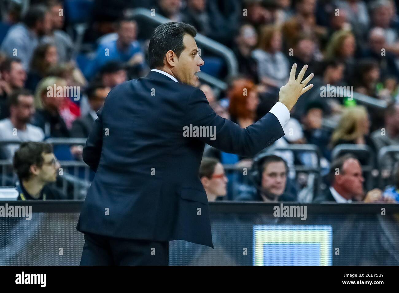 Berlino, Germania, 25 ottobre 2019: Dejan Radonjic capo allenatore di CSKA Mosca durante la partita di basket Eurolega Alba Berlin vs CSKA Mosca Foto Stock