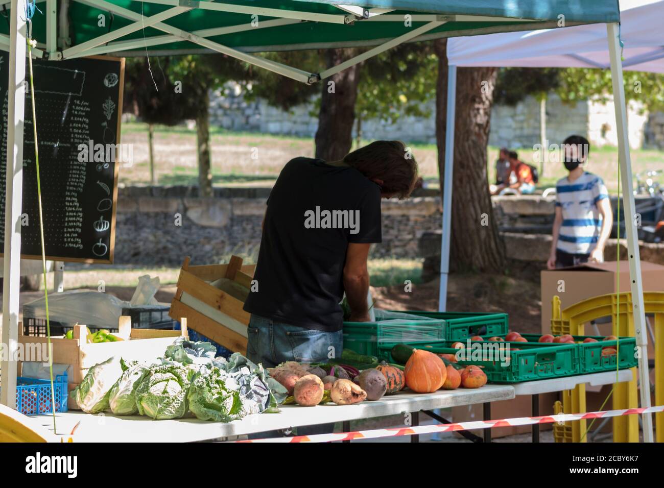 Almada, Portogallo- CIRCA luglio 2020: Bancarella di verdure in un mercato biologico all'aperto Foto Stock