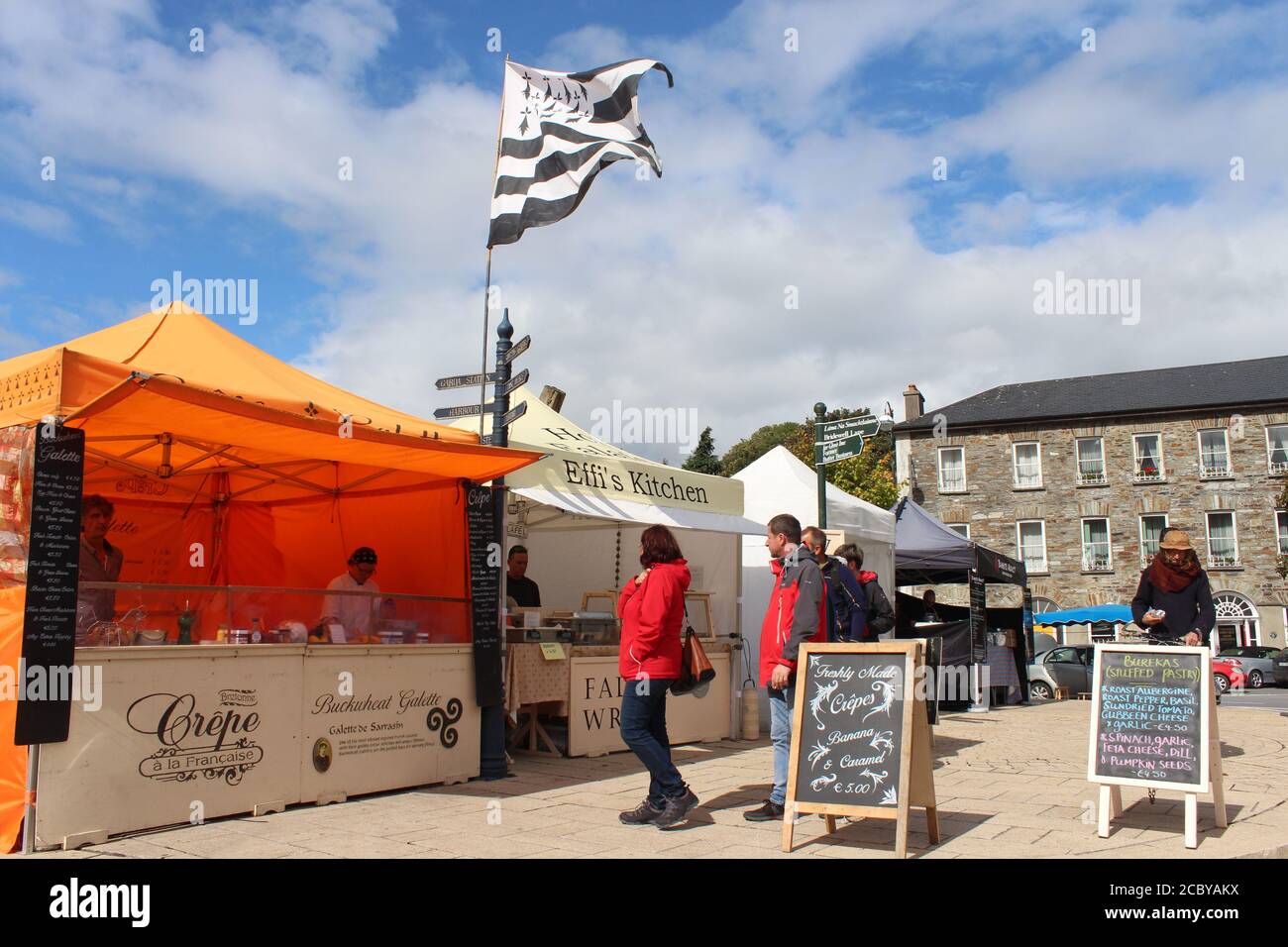 Persone che si accodano alla bancarella del cibo durante il mercato del venerdì a Wolfe Tone Square, Bantry, Co Cork, Irlanda. Foto Stock