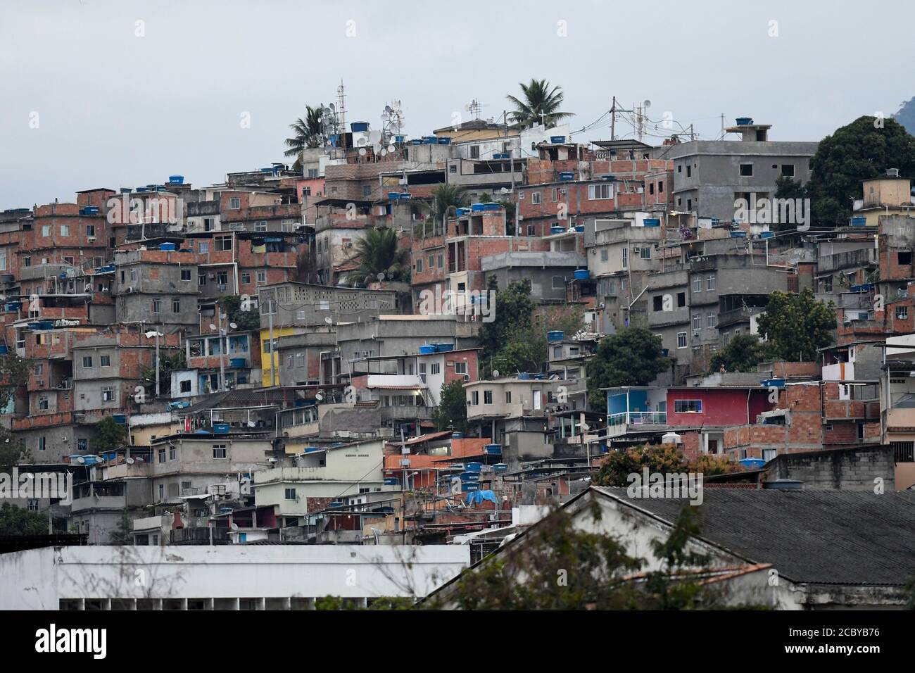 Rio, Brasile - 16 agosto 2020: Residenze nella povera comunità della città in un giorno nuvoloso Foto Stock