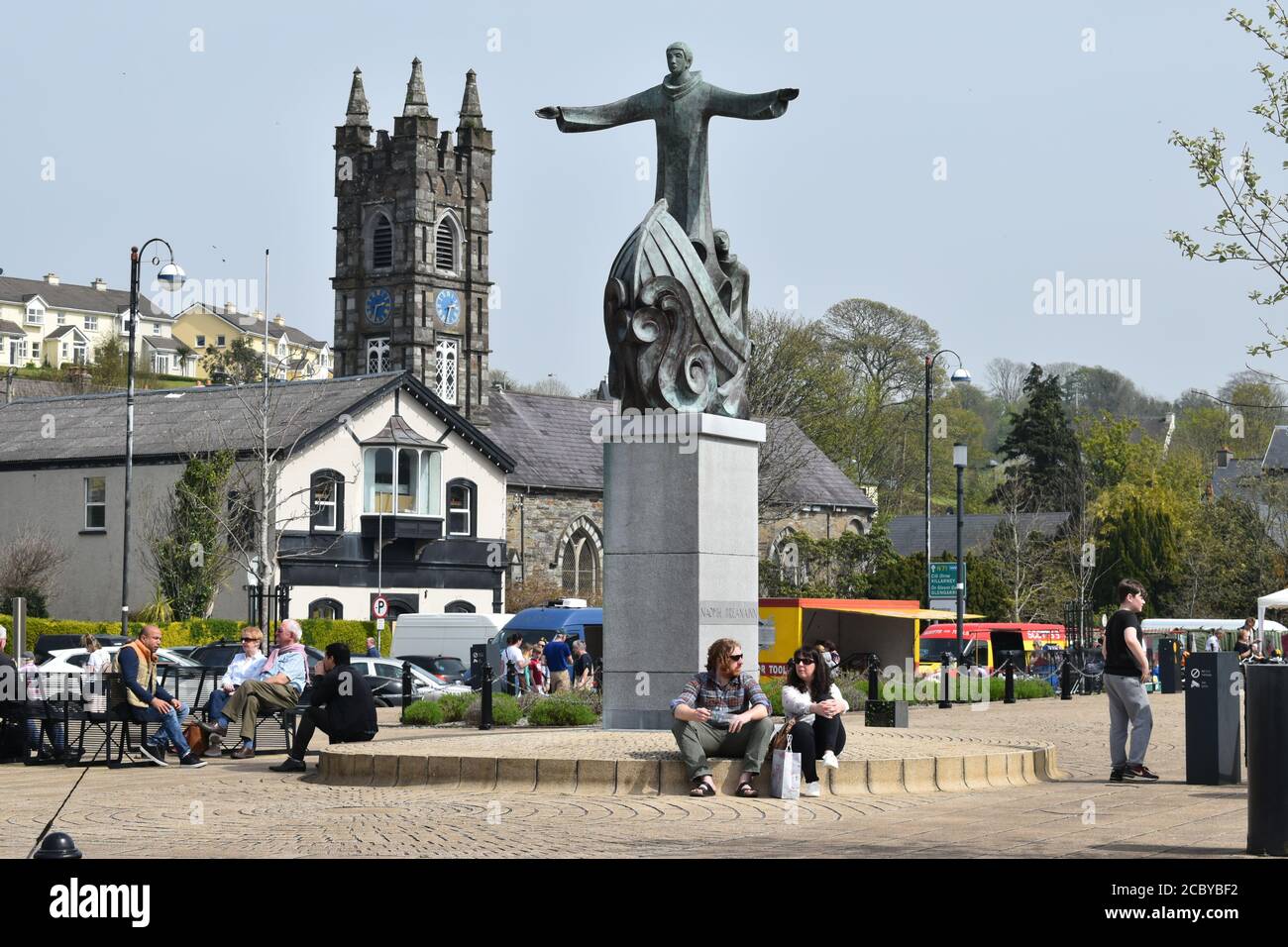 Nell'estate del 2019, Bantry è stato visitato da molti turisti, foto scattata in Wolfe Tone Square durante il mercato agricolo di venerdì. Foto Stock