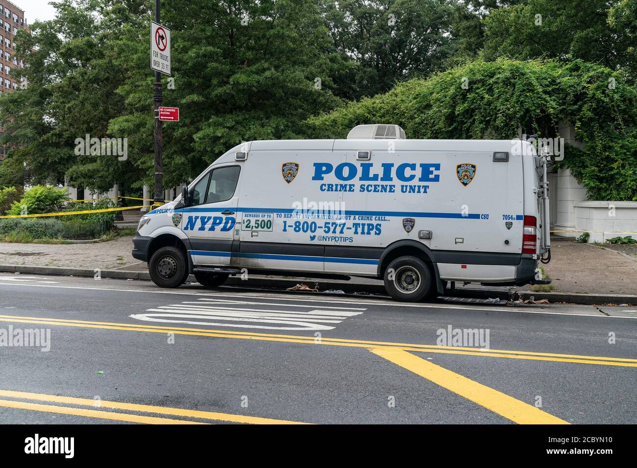 New York, Stati Uniti. 16 agosto 2020. NYPD Crime Scene Unit visto su vicino Prospect Park a Brooklyn, dove uccisione mortale avvenuto a New York il 16 agosto 2020. Il Dipartimento di polizia di New York ha registrato almeno 50 vittime di sparatorie entro la tarda domenica mattina. (Foto di Lev Radin/Sipa USA) Credit: Sipa USA/Alamy Live News Foto Stock