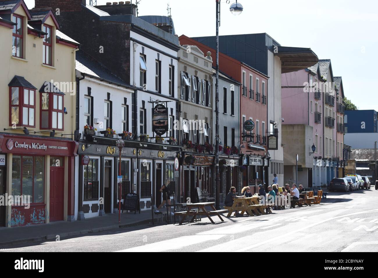 Caffè e bar a Bantry Quay con area salotto all'aperto. Bantry, Co Cork. Irlanda. Foto Stock