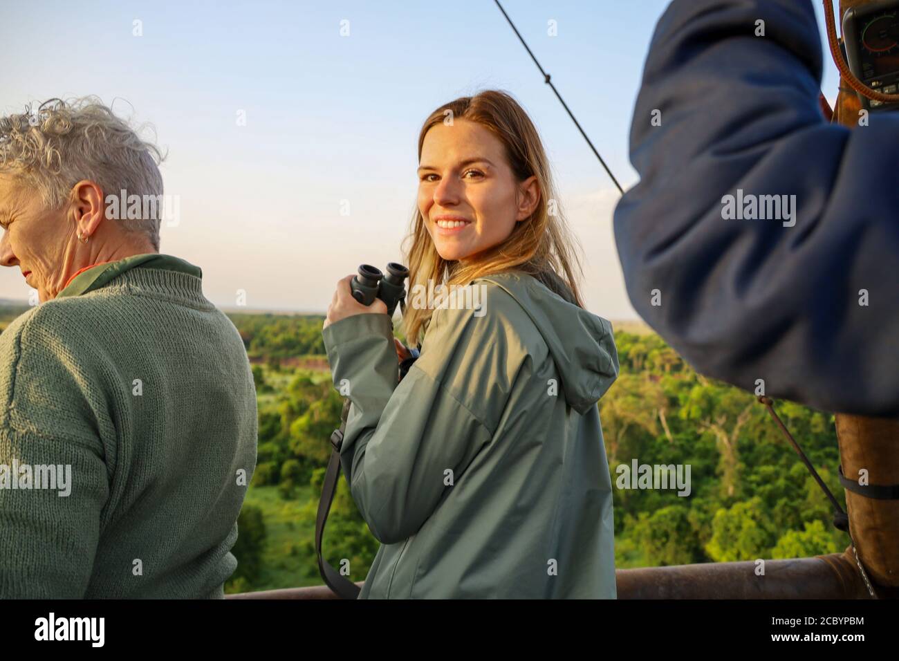 I turisti si preparano per un giro in mongolfiera all'alba sulla savana africana in Kenya durante un safari. Foto Stock