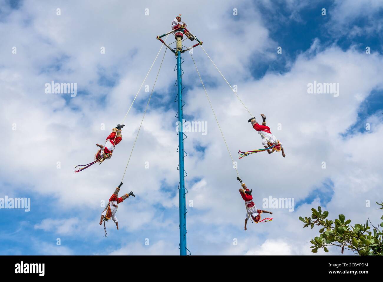 Danza de los Voladores o Danza dei volantini è un tradizionale rituale pre-ispanico che viene ancora eseguito oggi. È stato chiamato intangib Foto Stock