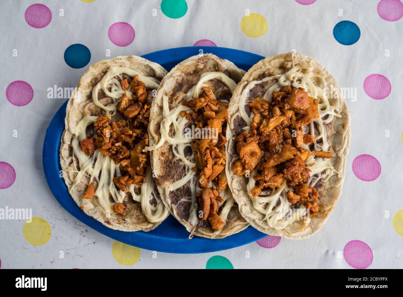Memelas o memelitas sono torte fritte o tostate farina di mais masa e condita con fagioli fritti e diversi ingredienti freschi come queso fr Foto Stock