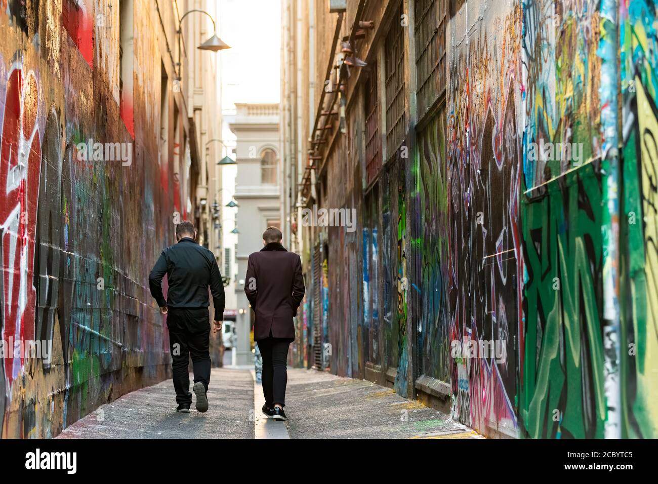 MELBOURNE, AUSTRALIA - LUGLIO 29: Due uomini camminano lungo uno dei famosi vicoli di Melbourne durante il COVID 19 il 29 Luglio 2020 a Melbourne, Australia. Come su Foto Stock