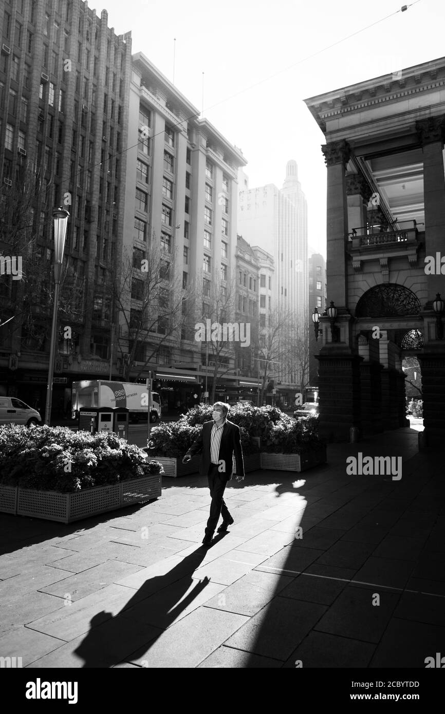 MELBOURNE, AUSTRALIA - LUGLIO 29: Un uomo è visto camminare nel CBD indossare un facemask durante il COVID 19 il 29 Luglio 2020 a Melbourne, Australia. Come susta Foto Stock