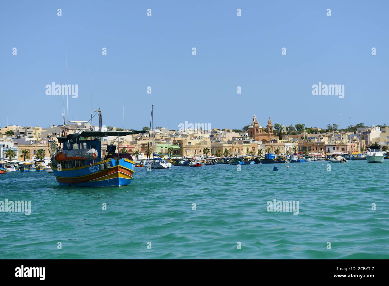 Vista di Marsaxlokk dal Mar Mediterraneo. Foto Stock