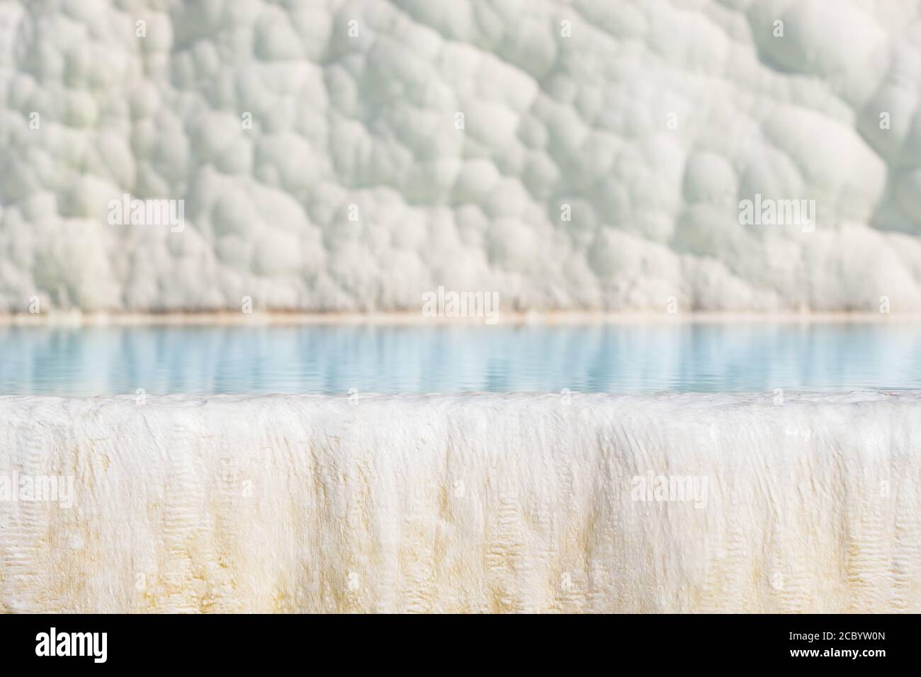 Bella terrazza bianca travertina con acqua turchese a Pamukkale, Turchia. Foto Stock