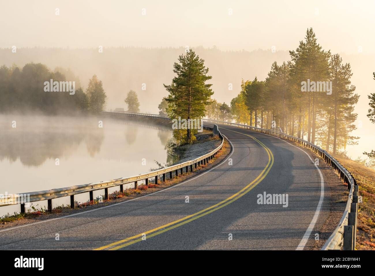 Paesaggio finlandese con strada stretta attraverso il lago. Foto Stock