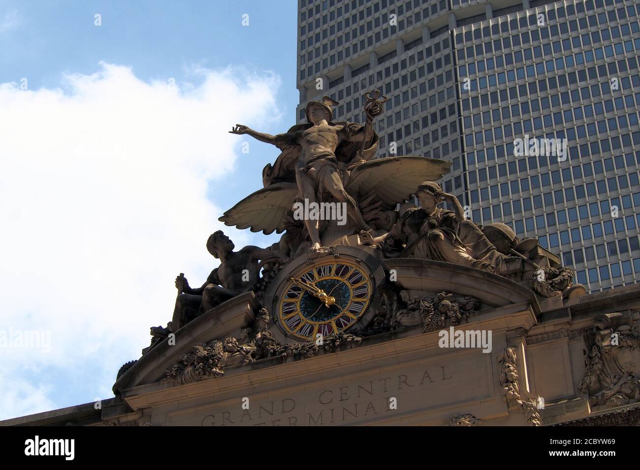 Gloria del commercio, un gruppo scultoreo da Jules-Felix Coutan, con l'orologio, sulla facciata sud del Grand Central Terminal Foto Stock