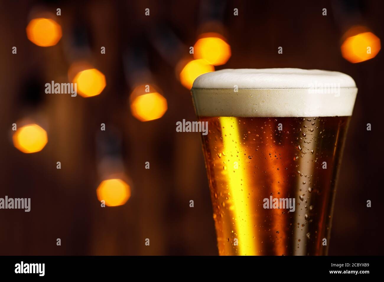 bicchiere di birra con schiuma e bolle Foto Stock