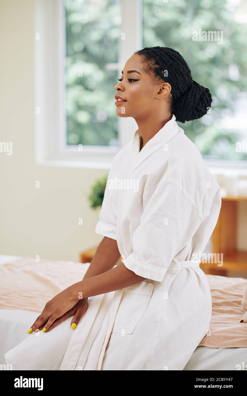 Giovane donna in accappatoio da bagno Foto Stock