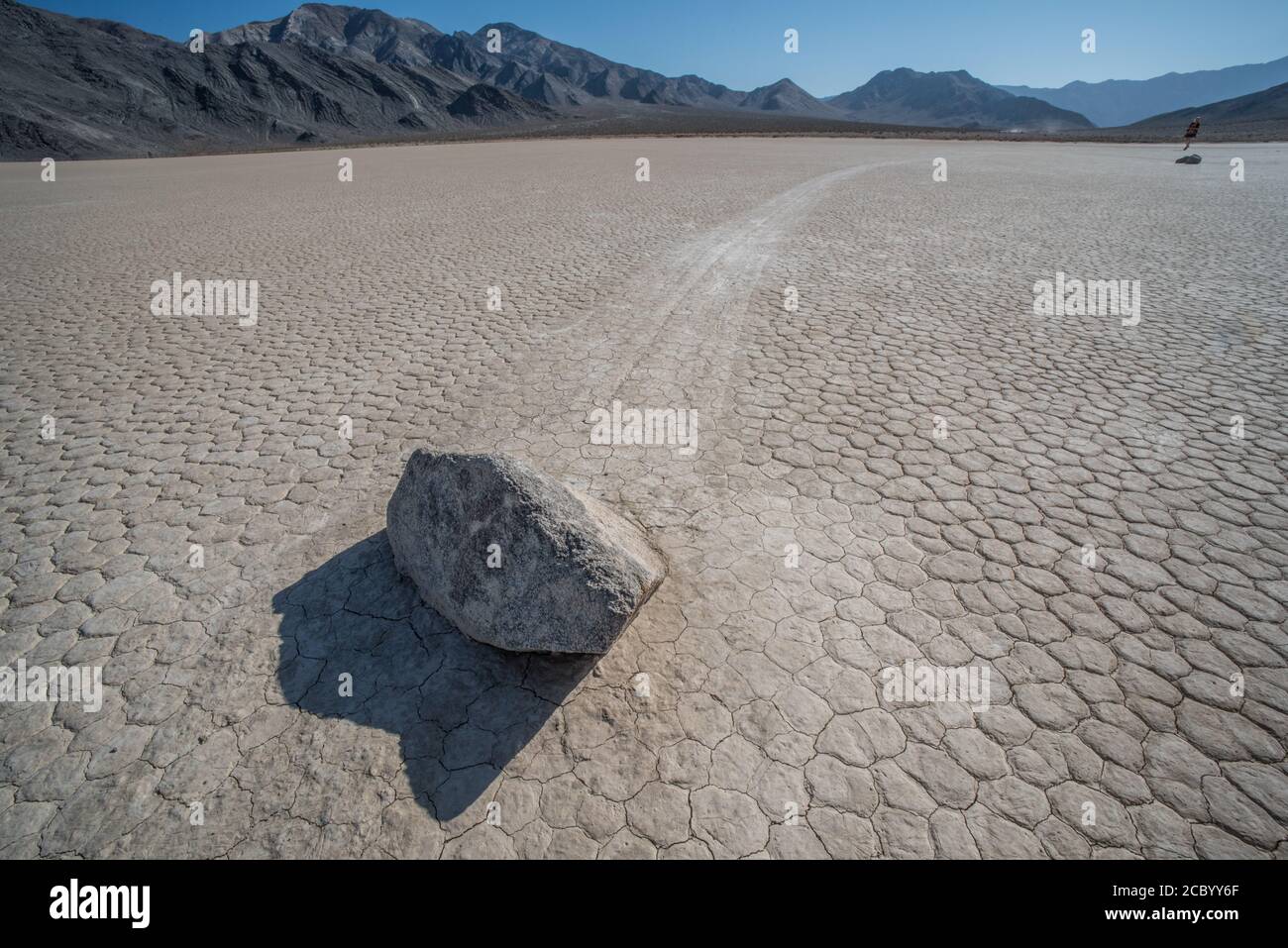 Le famose pietre a vela della pista di Death Valley National Park, California. Per molto tempo è stato un mistero come si sono mossi e hanno lasciato sentieri. Foto Stock