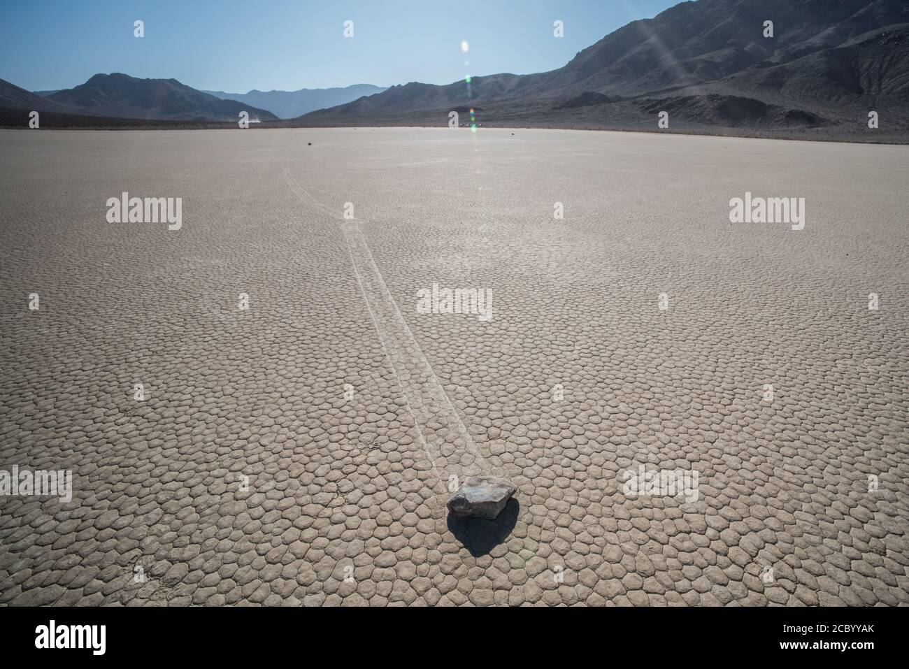 Le famose pietre a vela della pista di Death Valley National Park, California. Per molto tempo è stato un mistero come si sono mossi e hanno lasciato sentieri. Foto Stock