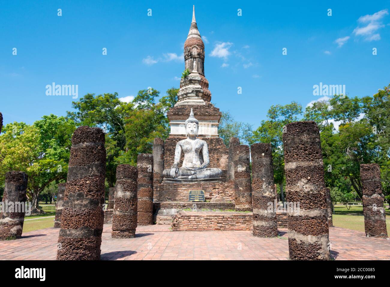 Sukhothai, Tailandia - Wat Traphang Ngoen nel Parco storico di Sukhothai, Sukhothai, Thailandia. Fa parte del Patrimonio Mondiale dell'Umanità. Foto Stock
