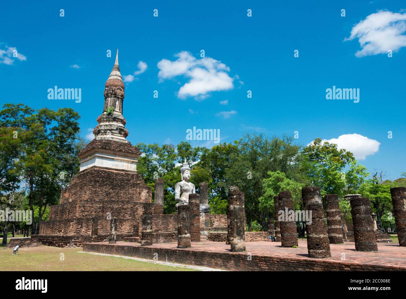 Sukhothai, Tailandia - Wat Traphang Ngoen nel Parco storico di Sukhothai, Sukhothai, Thailandia. Fa parte del Patrimonio Mondiale dell'Umanità. Foto Stock