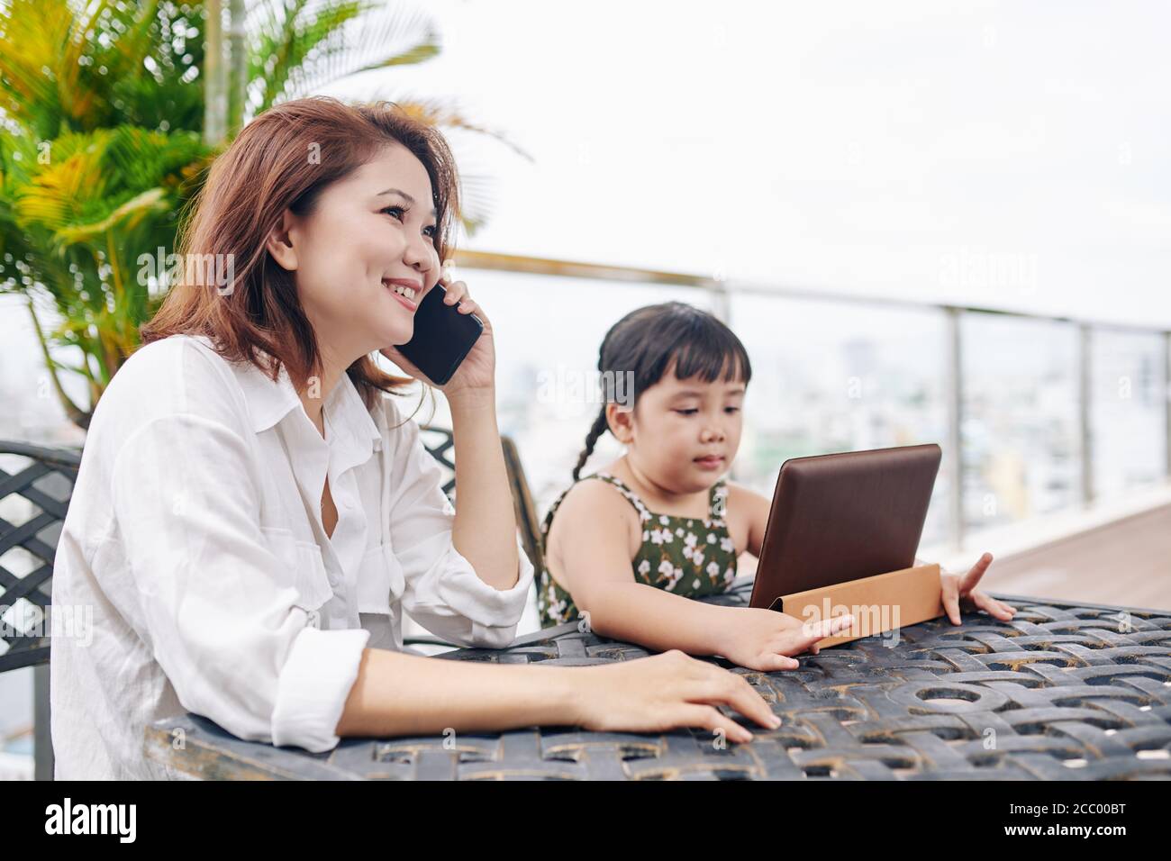 Madre sorridente che chiama al telefono Foto Stock