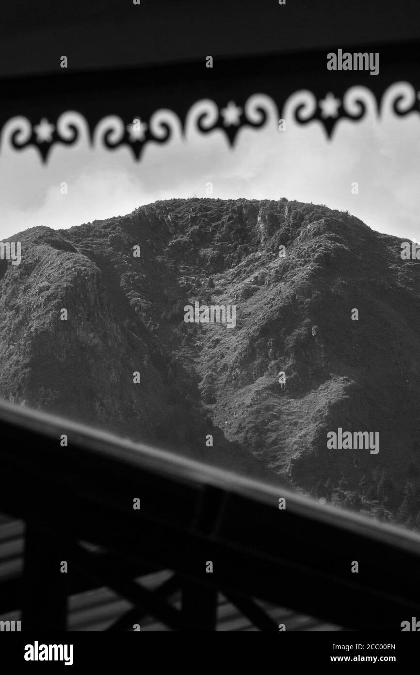 Fotografia in bianco e nero di un picco di montagna all'interno di un telaio Foto Stock