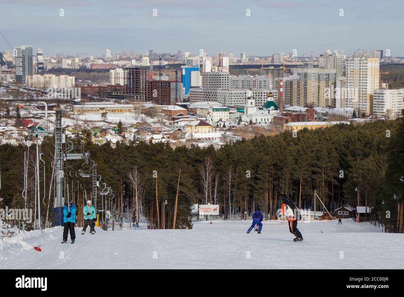 Persone sulle piste da sci e vista sulla città Di Ekaterinburg Foto Stock